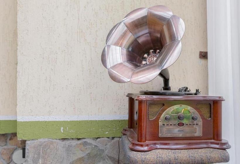 غرفة قياسية ثلاثية, Staryi Krakiv