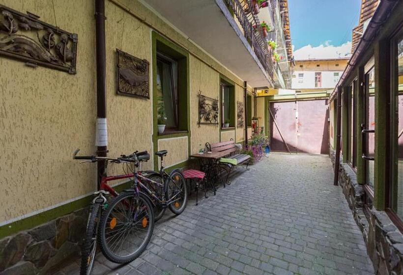 غرفة قياسية ثلاثية, Staryi Krakiv