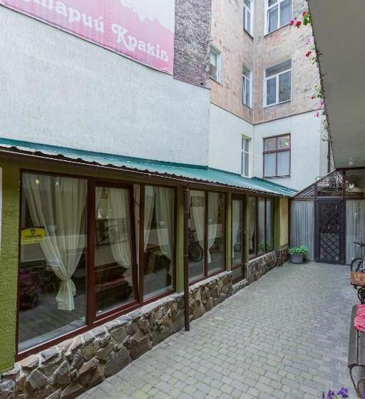 غرفة سوبيريور ثلاثية, Staryi Krakiv