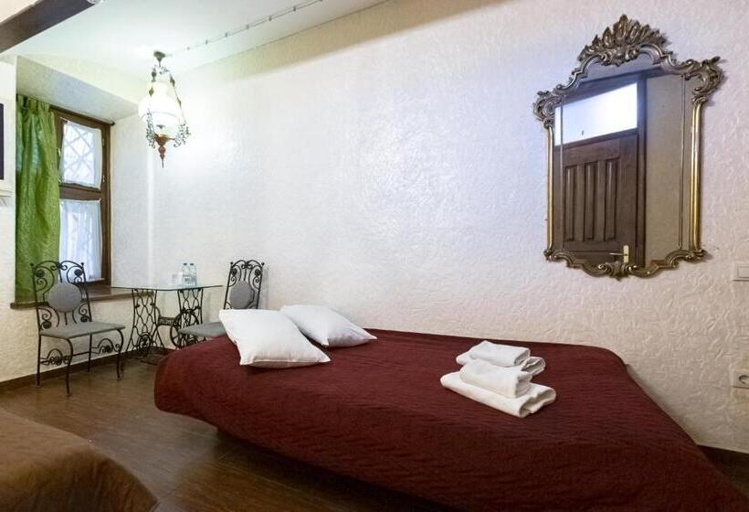 غرفة سوبيريور ثلاثية, Staryi Krakiv