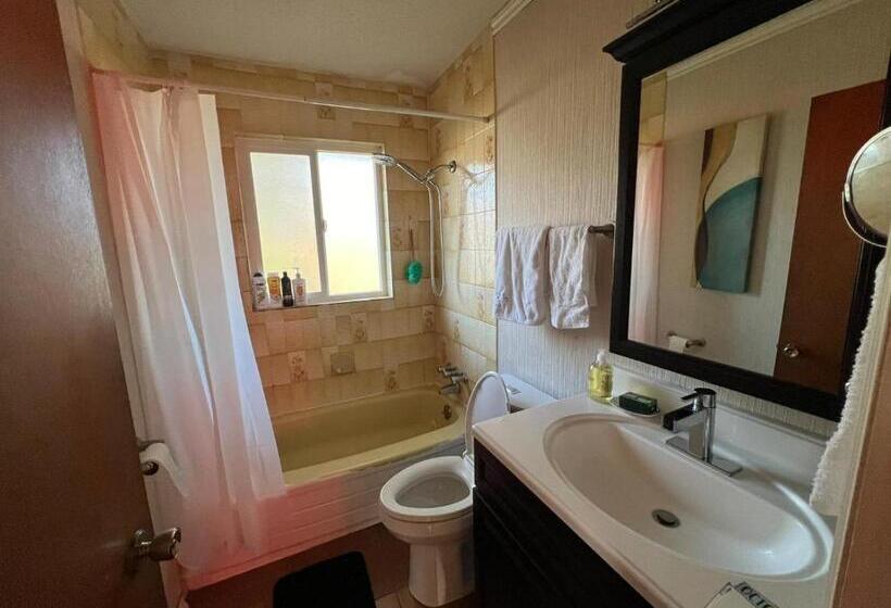 Deluxe Zimmer mit Balkon, Private Cozy Queen Room In North Delta