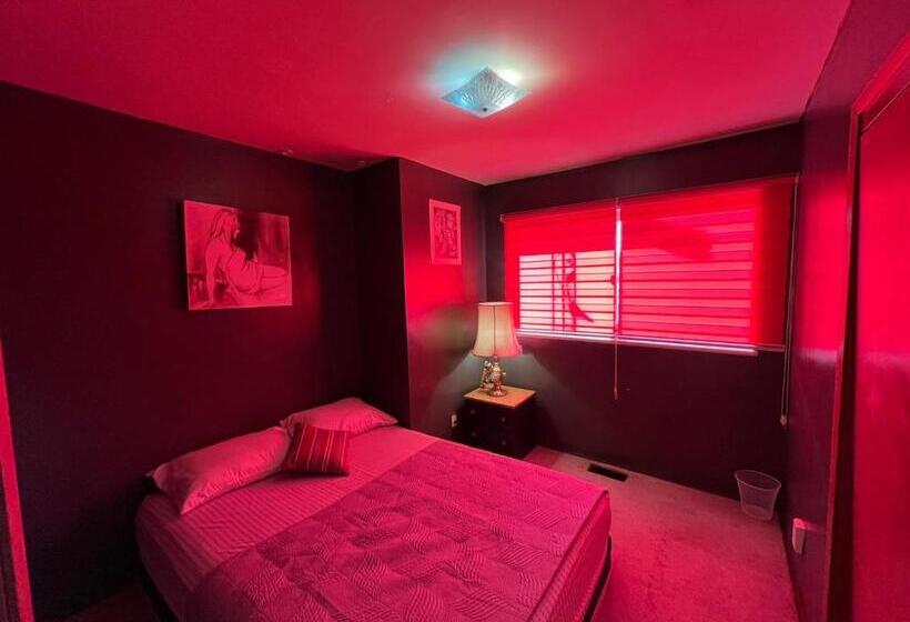 Deluxe Zimmer mit Balkon, Private Cozy Queen Room In North Delta