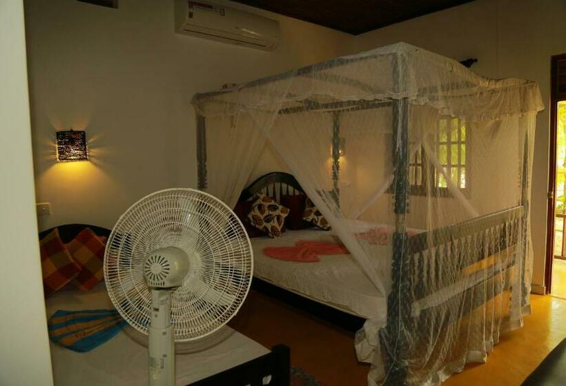 קוטג' דלוקס, Gems Garden Guest House