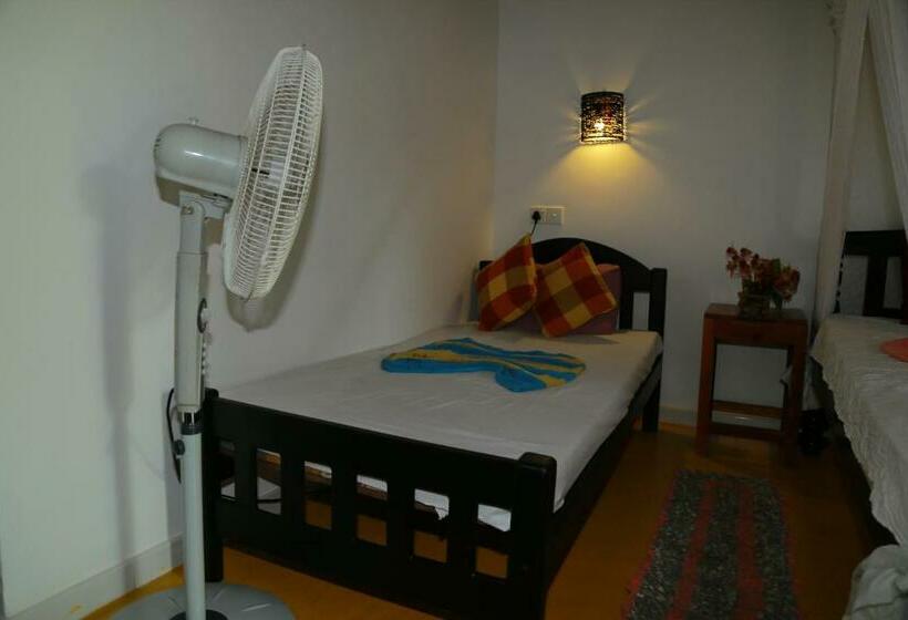 קוטג' דלוקס, Gems Garden Guest House