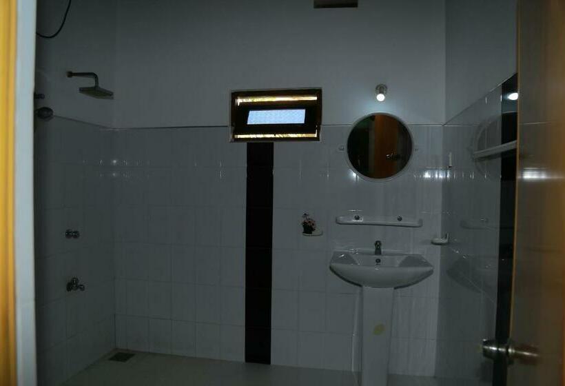 קוטג' דלוקס, Gems Garden Guest House