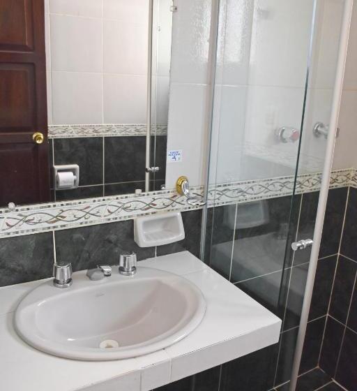 اتاق استاندارد سه نفره, Mitru