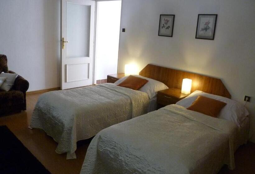 דירת חדר, U Apoštola