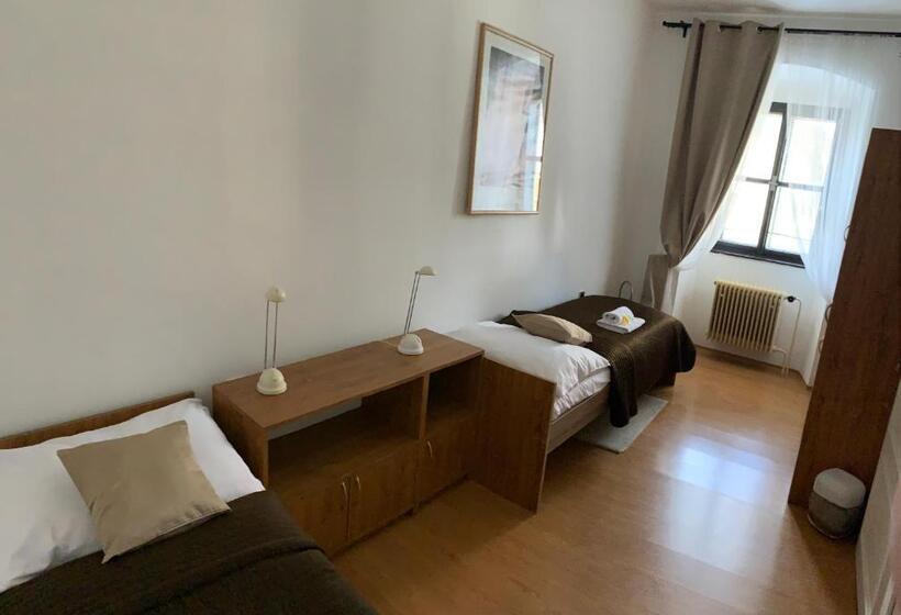 דירת חדר, U Apoštola