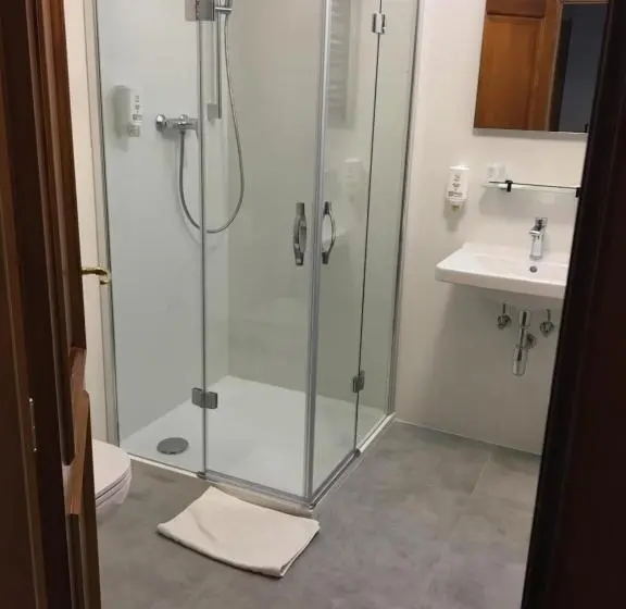 Standard Kolmen Hengen Huone, U Racka
