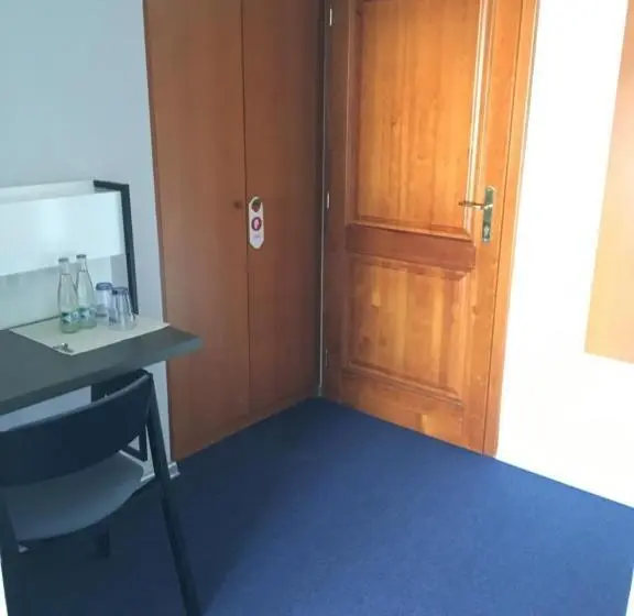 Standard Kolmen Hengen Huone, U Racka