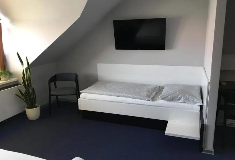 Standard Kolmen Hengen Huone, U Racka
