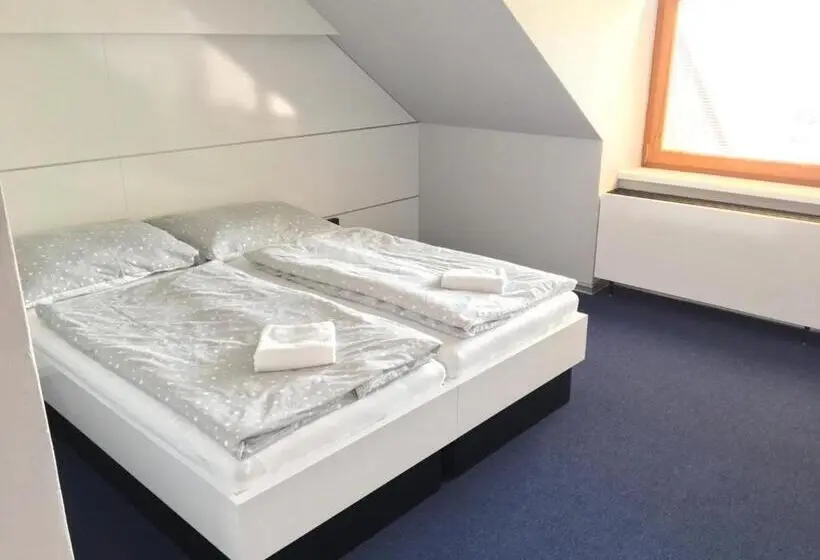 Standard Kolmen Hengen Huone, U Racka