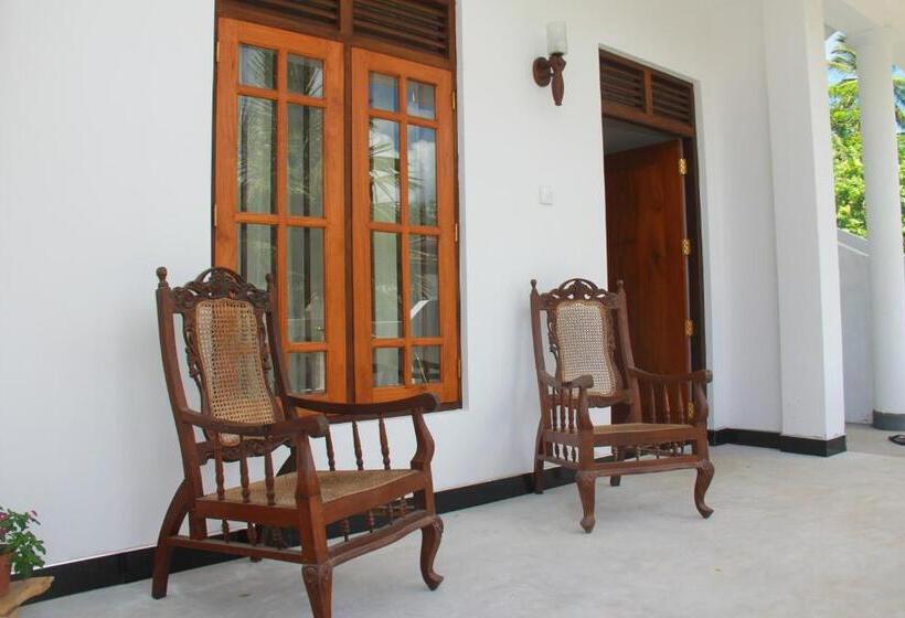 스탠다드 트리플 룸 풀장 전망, Liyanage Resort