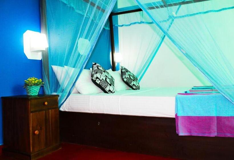 اتاق لوکس, Surasa Beach Resort