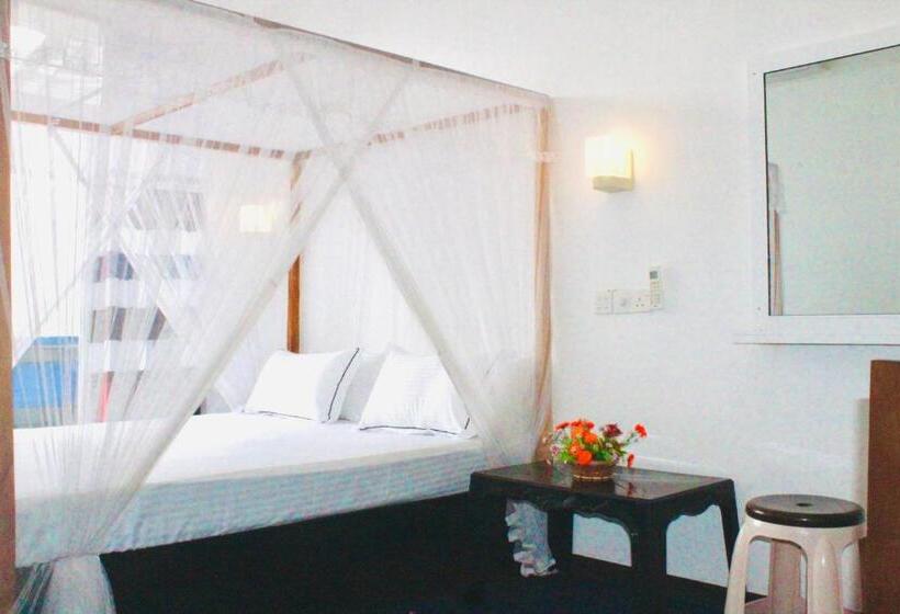 اتاق لوکس با بالکن و چشمانداز دریا, Surasa Beach Resort