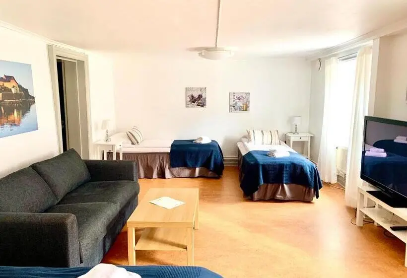 Perhehuone Jaettu Kylpyhuone, Fästningens