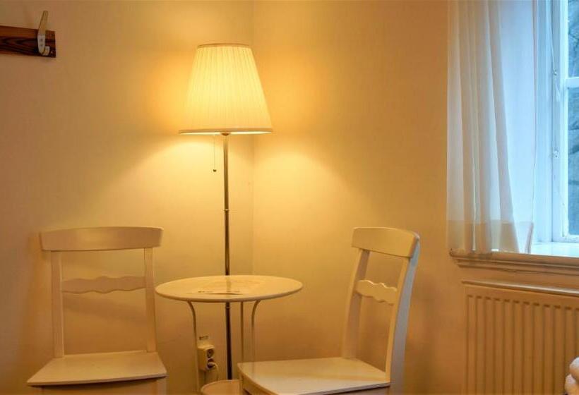 חדר סטנדרט לשלושה עם חדר אמבטיה משוף, Fästningens