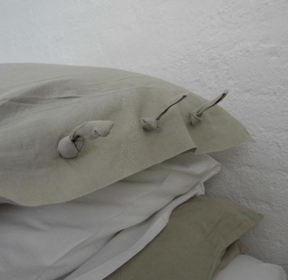 شقة غرفتين, Red Bird Farm