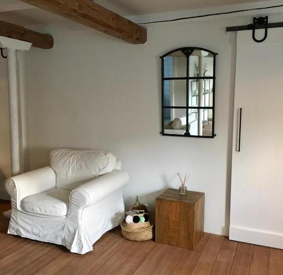 غرفة ديلوكس, Red Bird Farm