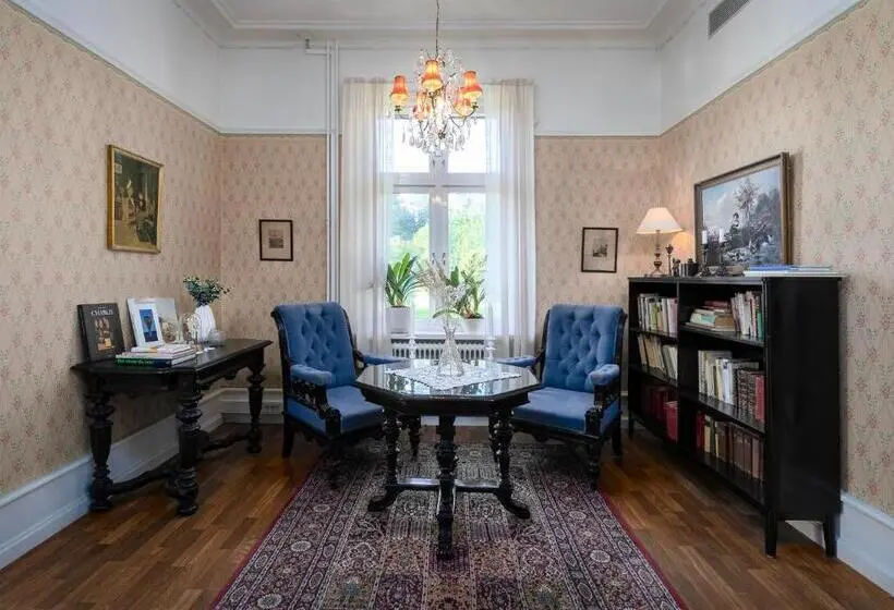 Perhehuone, Borrgården Hostel