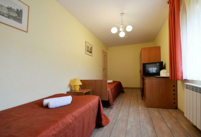 Economy Triple Room, Raze