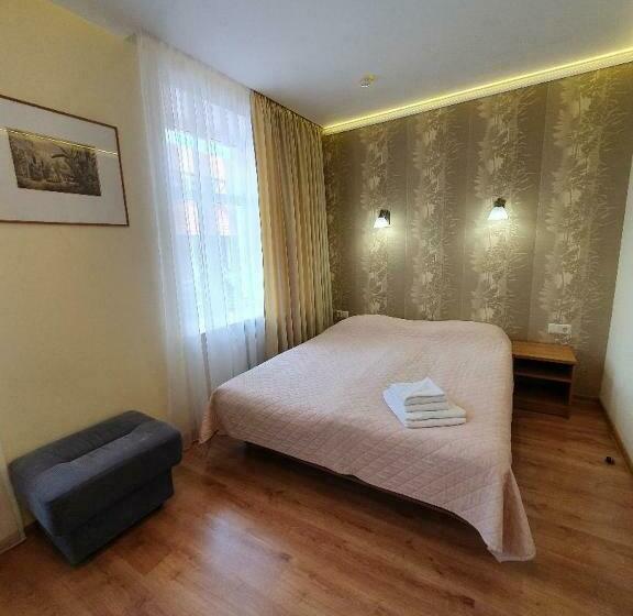 Economy Triple Room, Raze