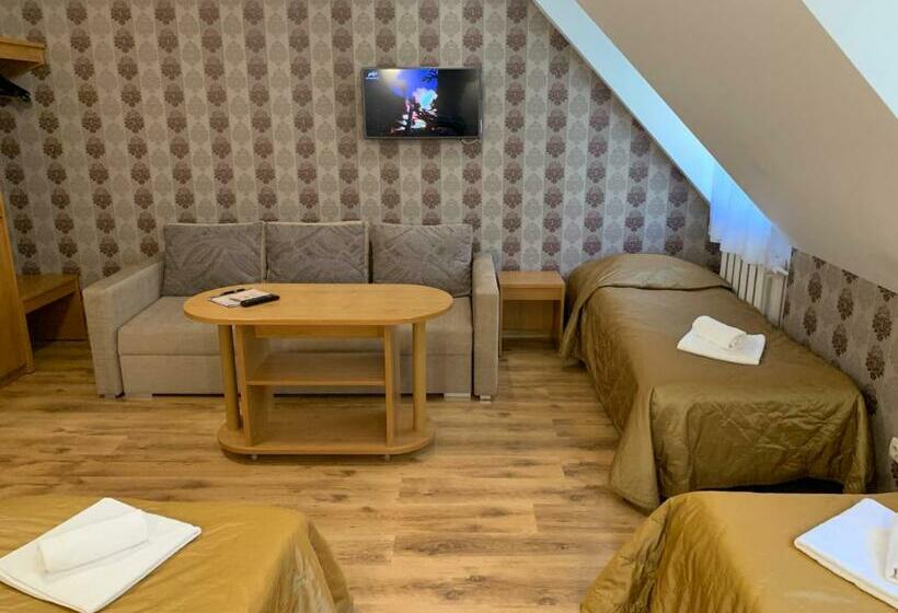 Economy Quadruple Room, Raze