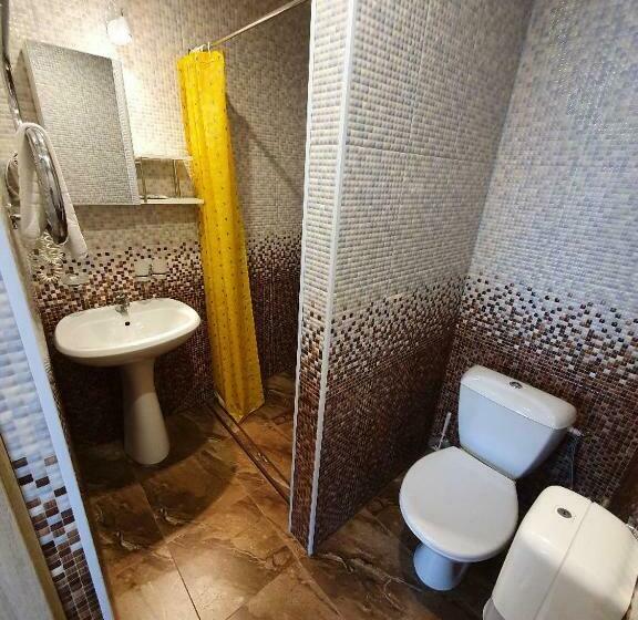 Economy Triple Room, Raze