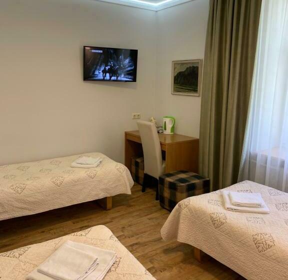 Economy Triple Room, Raze