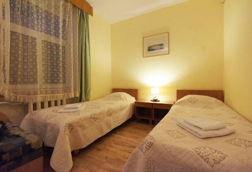 Economy Triple Room, Raze