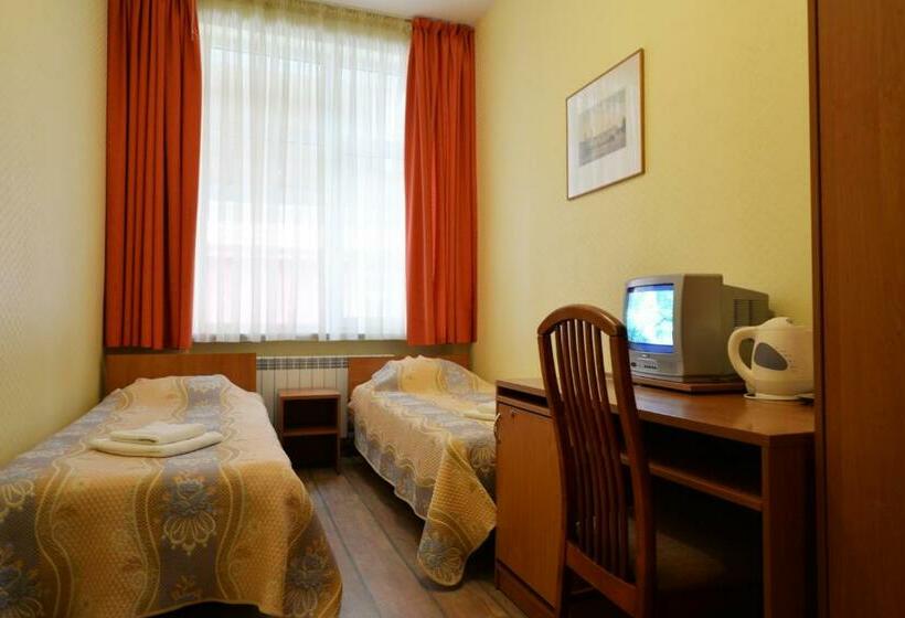 اتاق اکونومی, Raze