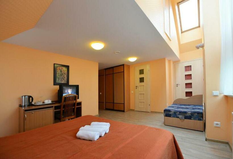 Economy Triple Room, Raze