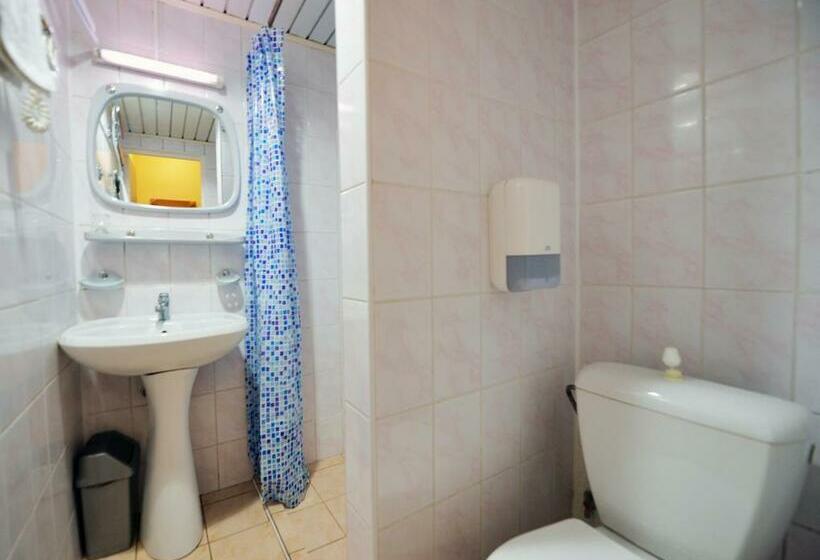 Economy Quadruple Room, Raze