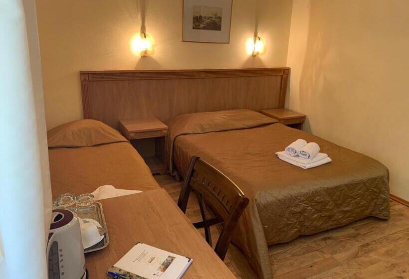 Economy Quadruple Room, Raze