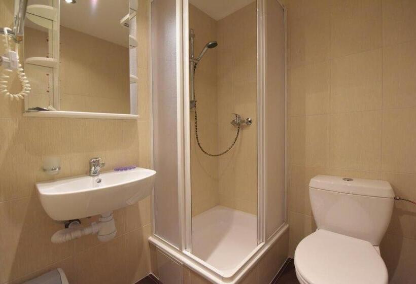 Economy Quadruple Room, Raze