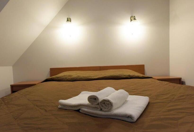 Economy Quadruple Room, Raze