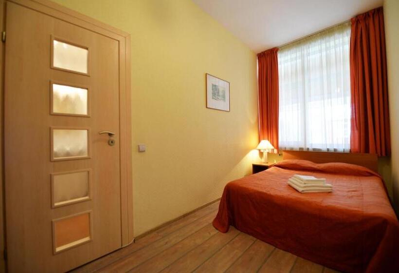 اتاق اکونومی, Raze