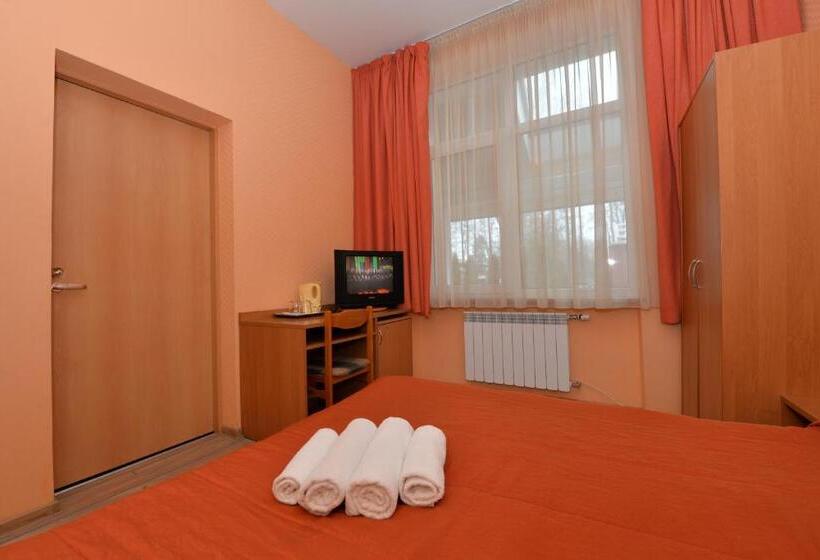 اتاق اکونومی, Raze