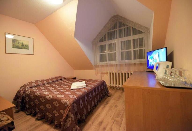 اتاق خانوادگی, Raze