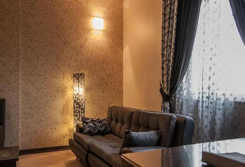 سوئیت با تخت بزرگ, Seever