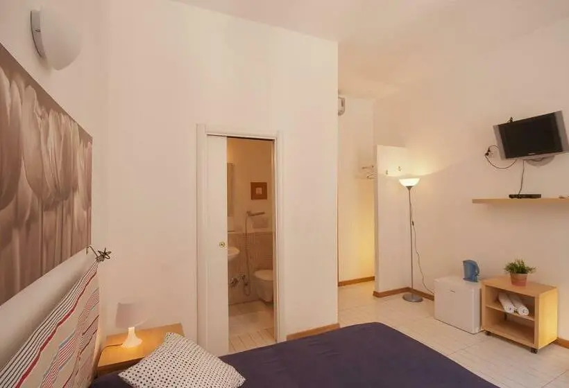 اتاق استاندارد سه نفره, Opera Inn Suites Rooms And Apartments