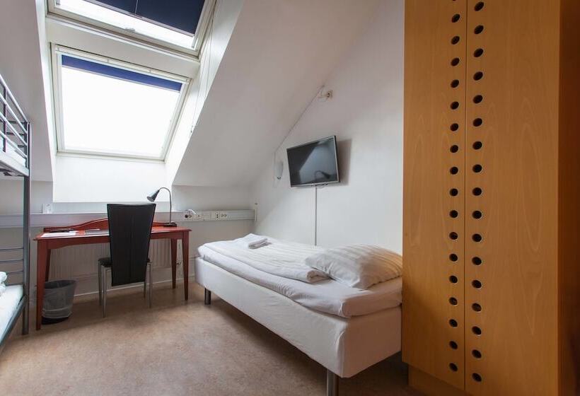 חדר סטנדרט לשלושה עם חדר אמבטיה משוף, Pronova Hotell & Vandrarhem