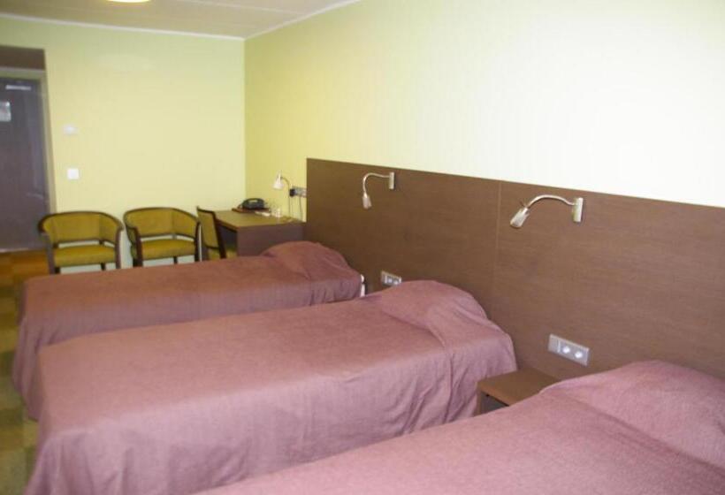 اتاق استاندارد سه نفره, Tehvandi Hotell