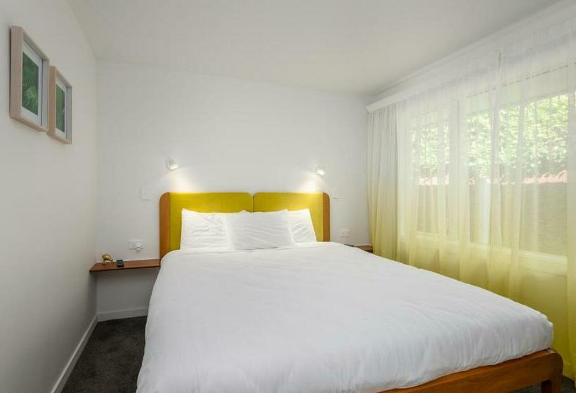 جناح, The Adelphi