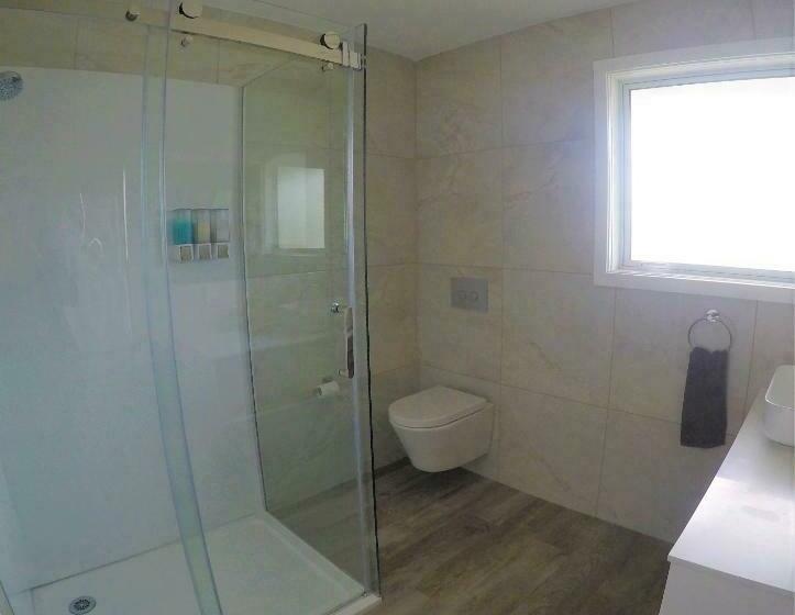 غرفة ديلوكس عائلية, The Adelphi