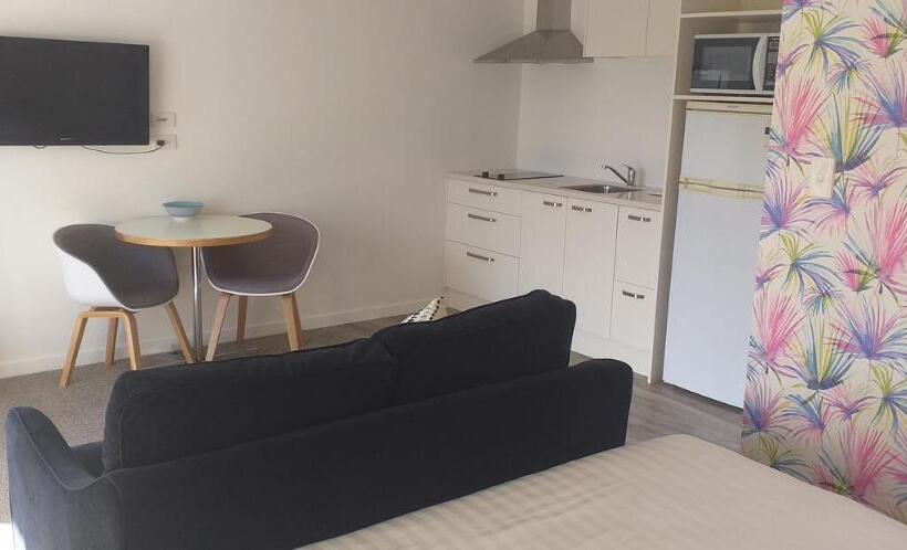 غرفة قياسية, The Adelphi