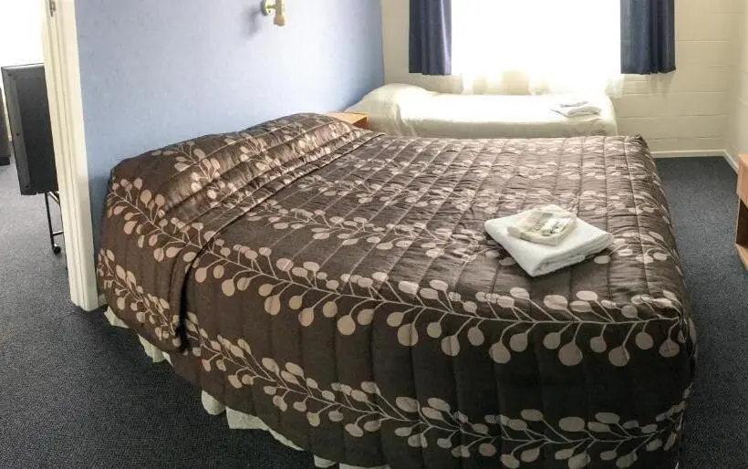 آپارتمان خانوادگی, Alma Motel