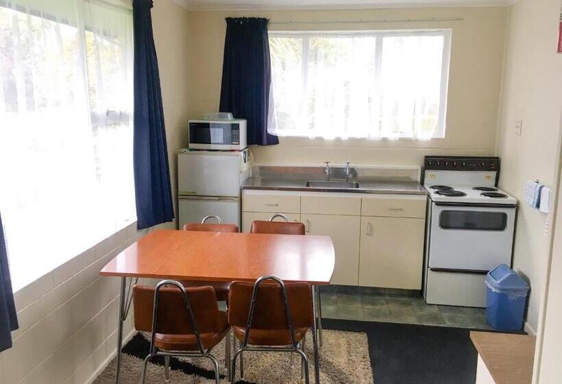 דירת משפחה, Alma Motel