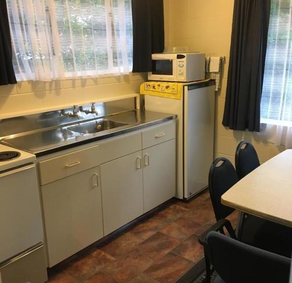 דירת משפחה, Alma Motel