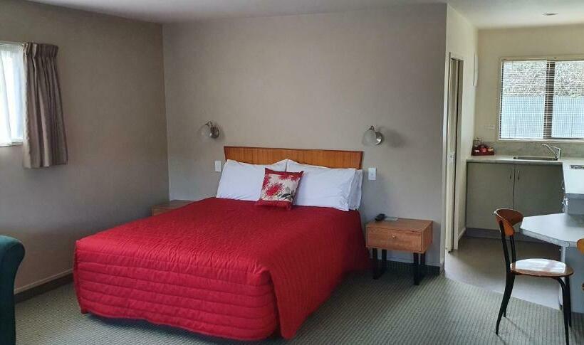 デラックススタジオ, Ashburton's Regency Motel